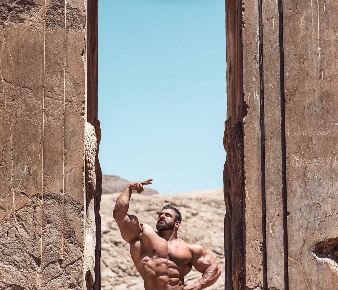 عکس‌| فیگور خاص هادی چوپان در تخت جمشید