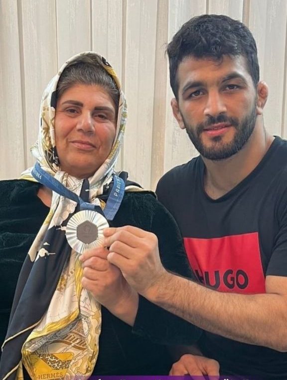 عکس| هدیه خاص حسن یزدانی به مادرش