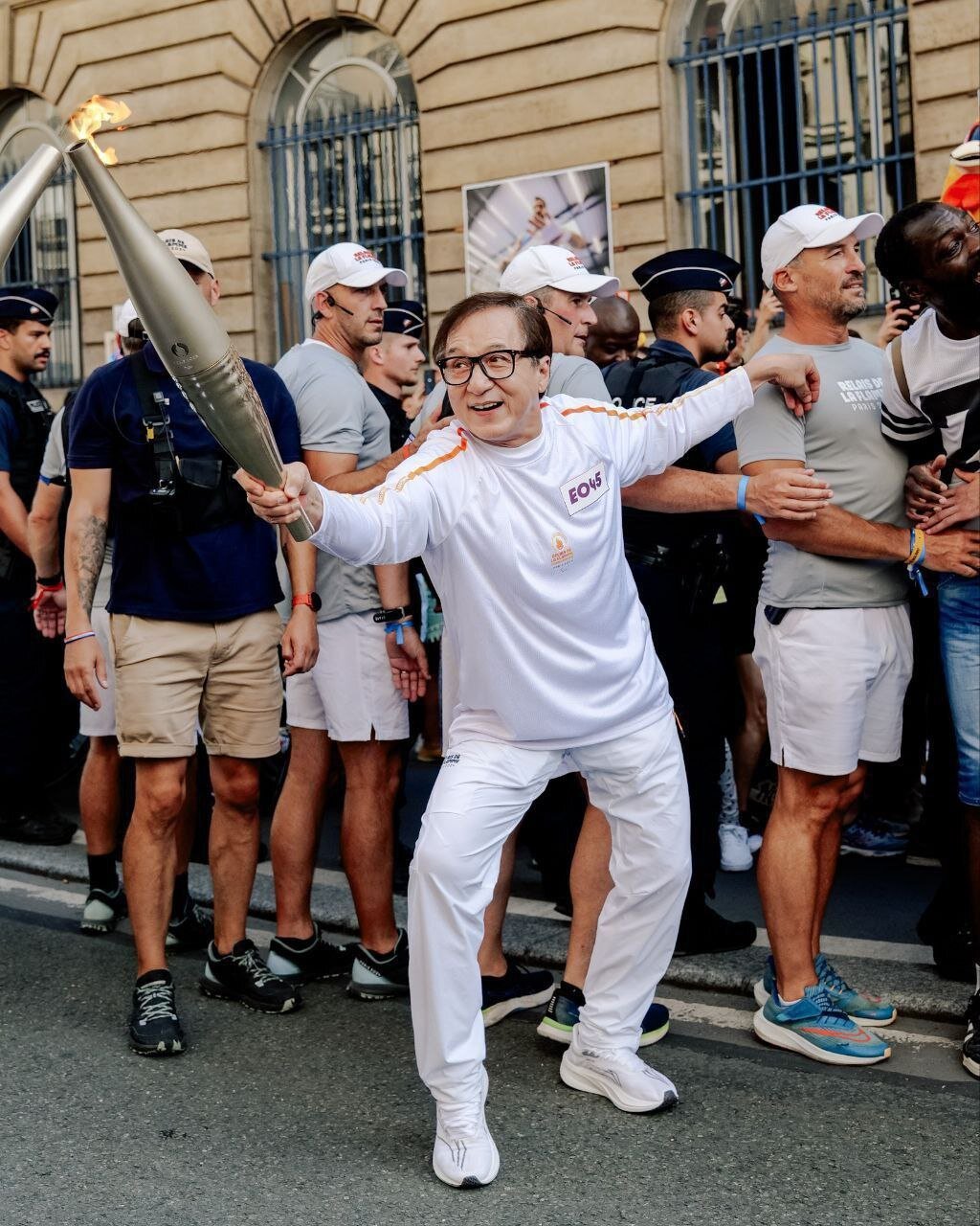 عکس ‌| مشعل پارالمپیک در دستان جکی‌چان