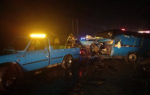 هوای بارانی بیشتر احتیاط کنید/ تصادف رخ به رخ نیسان و کامیون