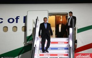 حادثه ناگهانی، تعادل مسعود پزشکیان در هنگام خروج از هواپیما از دست رفت! + ویدیو