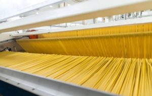 خط تولید کثیف ماکارونی عمده توسط افغان‌ها! + فیلم