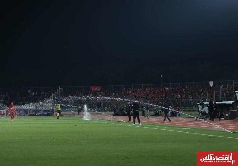 اتفاق عجیب در ورزشگاه شهرقدس /  سیستم آبیاری زمین در حین بازی استقلال و تراکتور روشن شد + عکس