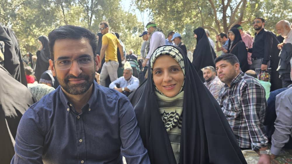 عکس یادگاری آذری‌جهرمی و همسرش در نماز جمعه تهران