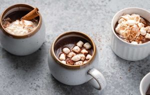 هات چاکلت چطور کشف شد؟ ۸ فایده هات چاکلت برای سلامتی + طرز تهیه شکلات داغ خانگی‌