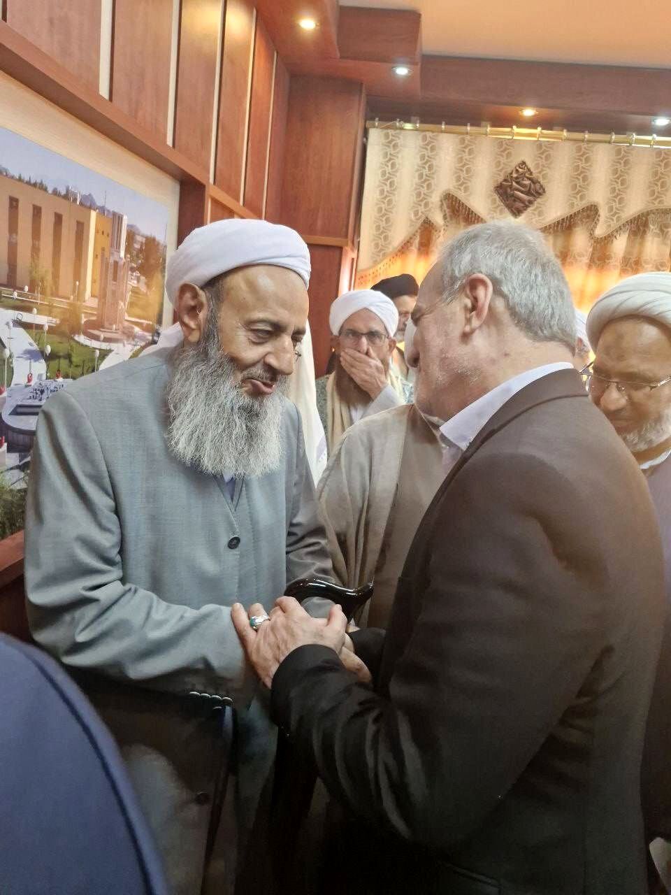 خوش و بش صمیمانه مولوی عبدالحمید و پزشکیان در سیستان و بلوچستان + عکس