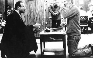 روایتی از اوضاع ایرانی‌های مقیم آمریکا پس از اشغال سفارت/ فروشنده‌ها برچسب‌های «ایرانی برگرد به خونه‌ات» می‌فروختند