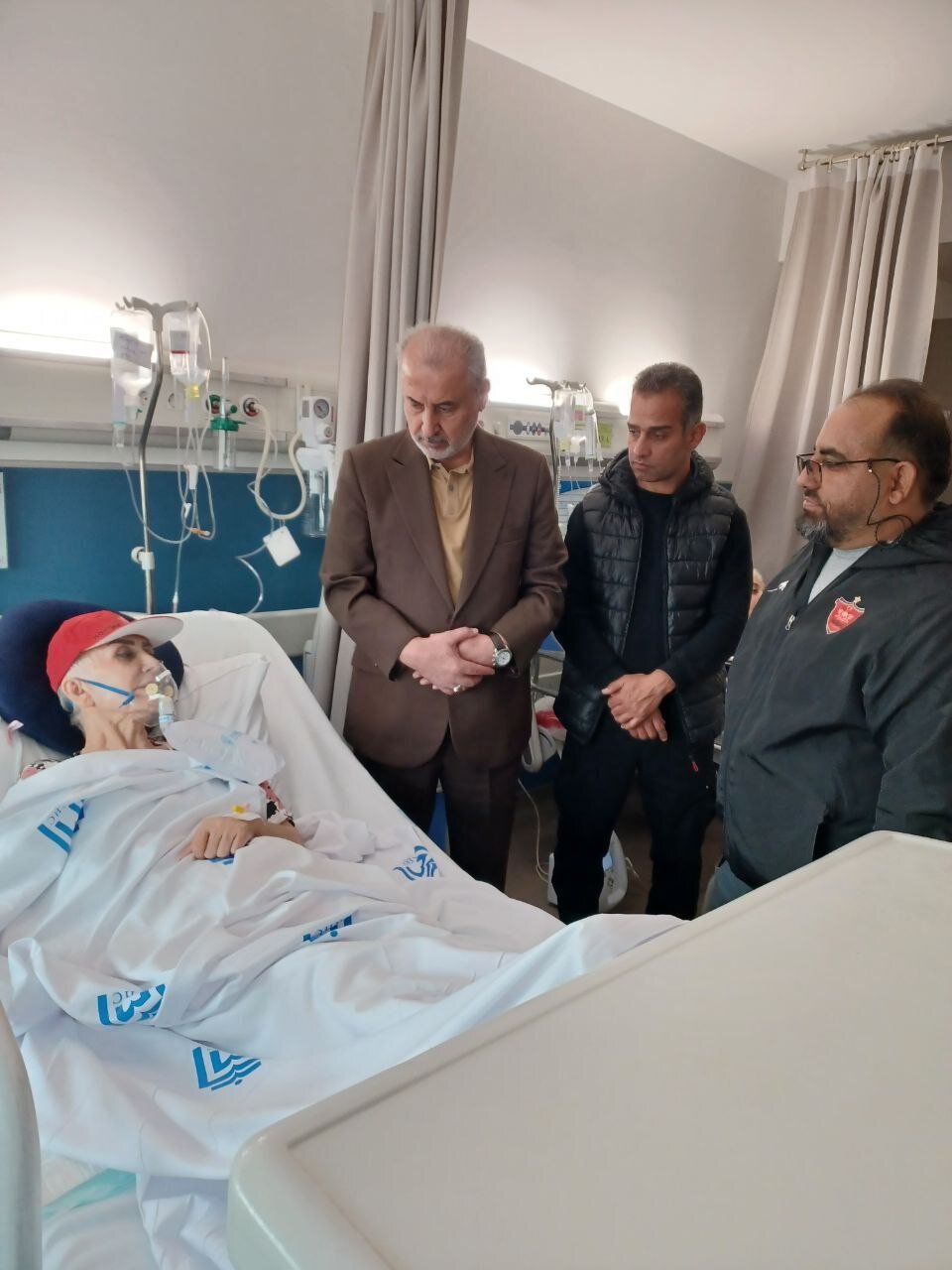 عکس | اقدام زیبای پرسپولیسی‌ها؛ عیادت و هدیه برای یک هوادار زن