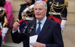 نخست‌وزیر فرانسه برکنار و دولت این کشور منحل شد