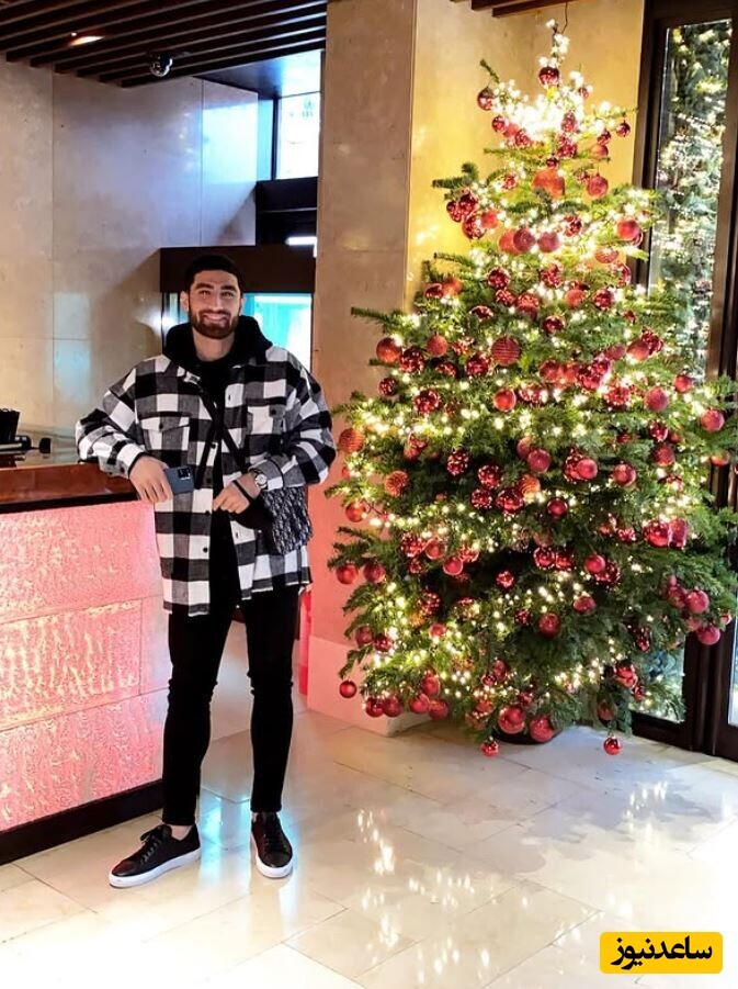 استایل‌ شیک علیرضا جهانبخش در کنار درخت کریسمس + عکس
