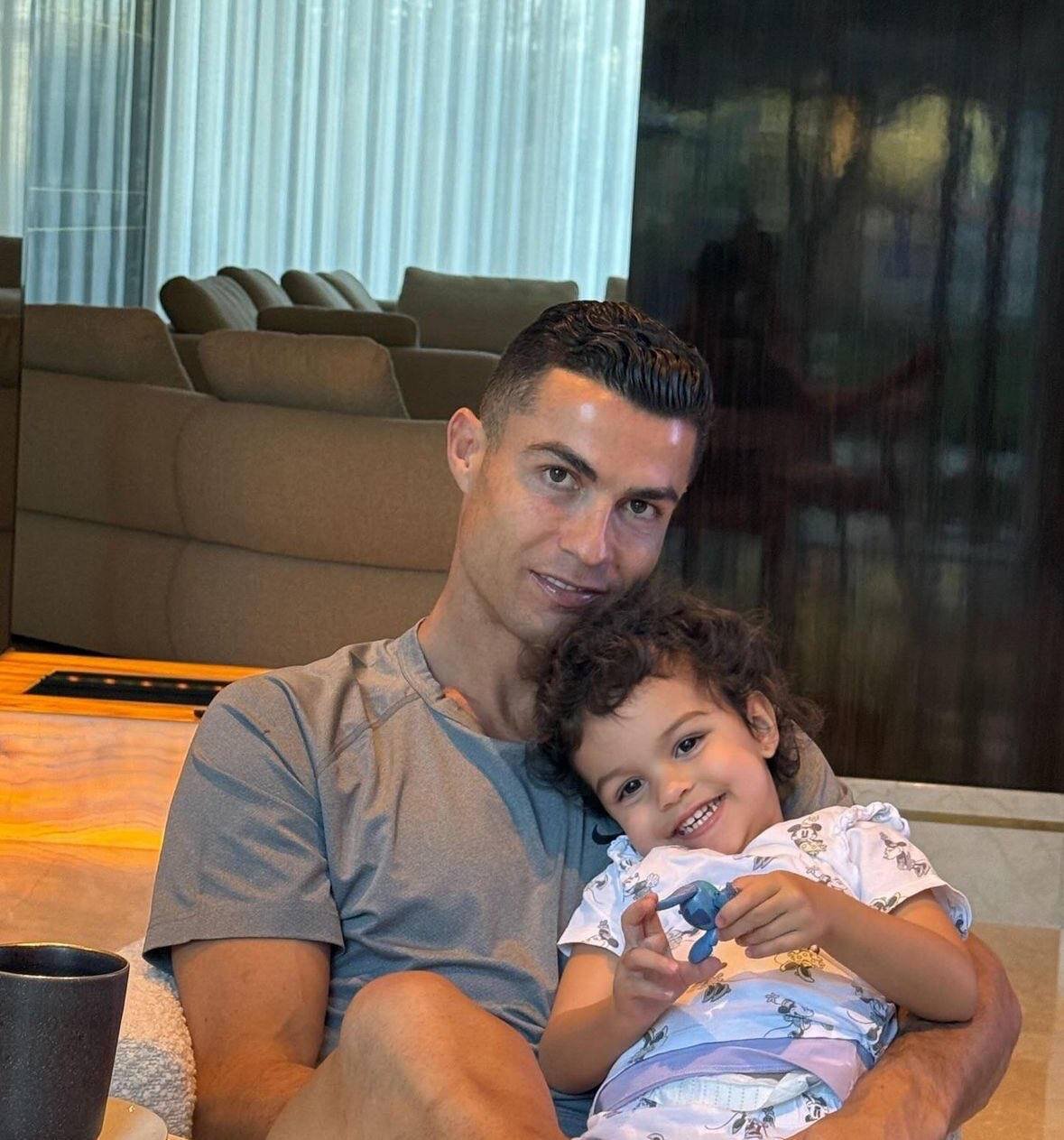 عکس | بلا در آغوش رونالدو؛ تصویر بامزه پدر و دختری از Cr7