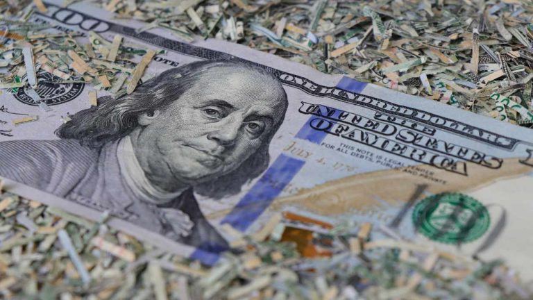 پیتر شیف هشدار داد که بیت کوین می تواند سقوط نهایی دلار باشد