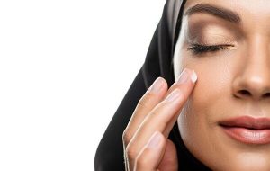 شستن صورت با آب داغ پیرتان می کند شستن صورت با آب داغ پیرتان می کند