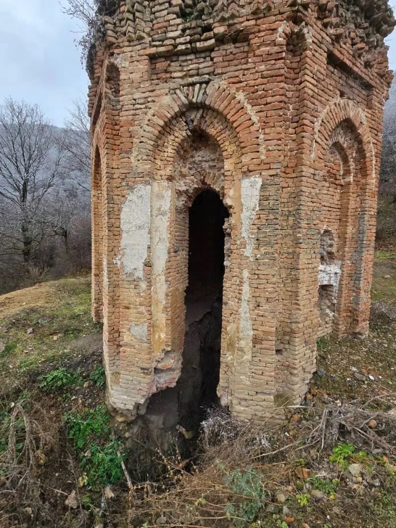 بنای ۹۰۰ ساله «بقعه درویش» درحال فروریختن! بنای ۹۰۰ ساله «بقعه درویش» درحال فروریختن!