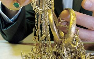 زلزله در بازار طلای ایران با اظهارات همتی/ چراغ سبز وزیر اقتصاد به دلالان دلار! زلزله در بازار طلای ایران با اظهارات همتی/ چراغ سبز وزیر اقتصاد به دلالان دلار!