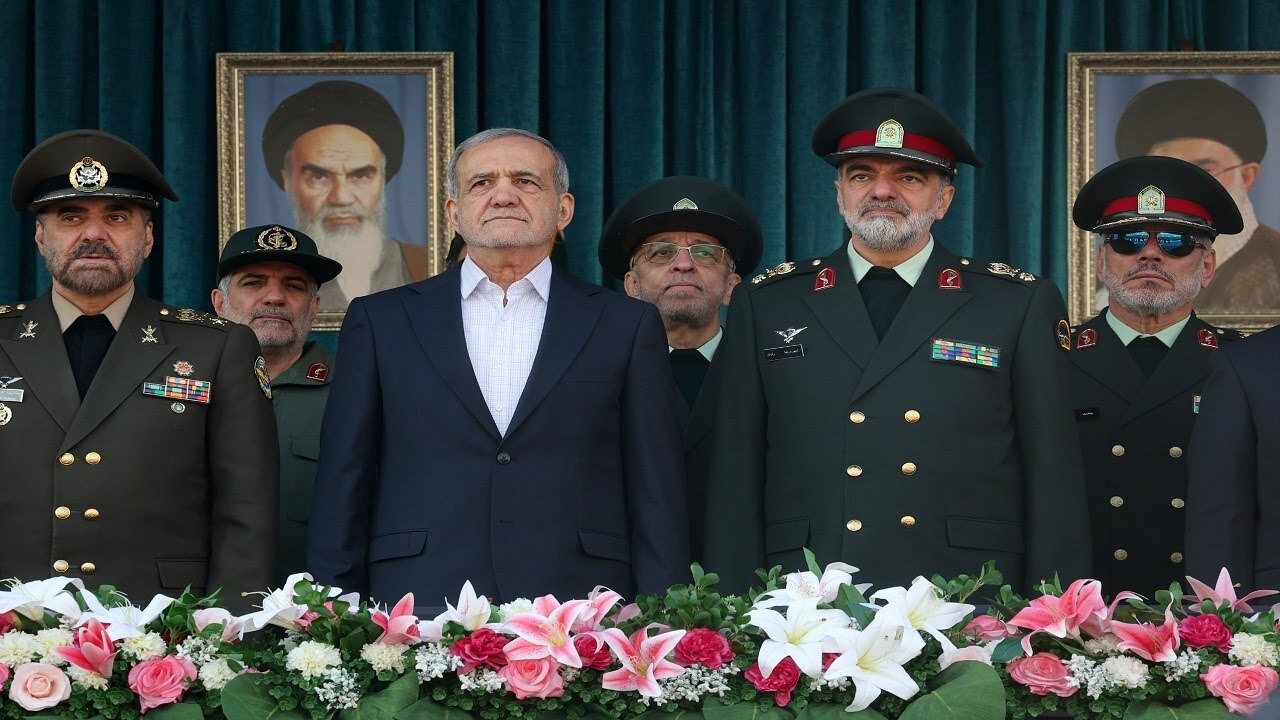 عکسی از پزشکیان و سردار رادان در دانشگاه علوم انتظامی عکسی از پزشکیان و سردار رادان در دانشگاه علوم انتظامی