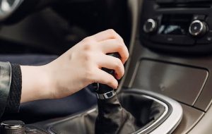 ٦ دلیل جا نرفتن دنده‌ی خودرو و راهکارهای آن