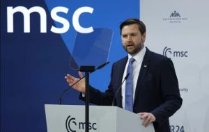 معاون «ترامپ» اشک این رئیس باوقار را درآورد + عکس