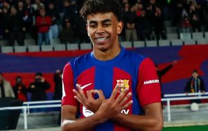 عکس| مادربزرگ؛تماشاگر ویژه بازی نوه‌اش