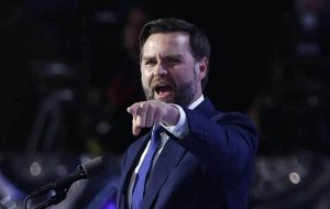 طعنه تند معاون ترامپ به زلنسکی جلوی دوربین + فیلم