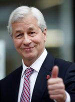 JPM DIMON: ما می بینیم که مصرف کنندگان نوعی عقب هستند و تقریباً به حالت عادی می روند.