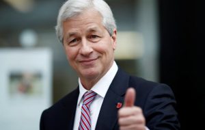 JPM DIMON: ما می بینیم که مصرف کنندگان نوعی عقب هستند و تقریباً به حالت عادی می روند.