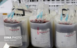 استقبال مردم از پویش اهدای خون در مسیر راهپیمایی ۲۲ بهمن