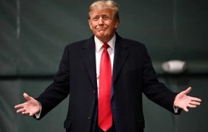 توجه داشته باشیم که بعضی تهدیدات ترامپ، بلوف است/ طرح ادعا یا بلوف بزرگ موجب شوک در افکار عمومی می شود توجه داشته باشیم که بعضی تهدیدات ترامپ، بلوف است/ طرح ادعا یا بلوف بزرگ موجب شوک در افکار عمومی می شود