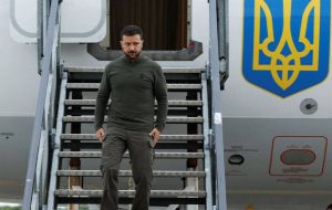 «زلنسکی» زیر میز زد/ رییس جمهور اوکراین سفر فردای خود به عربستان را لغو کرد