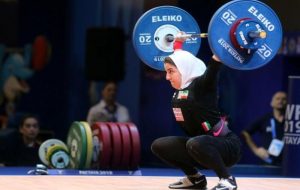 عکس | علاقه شدید دختر وزنه‌بردار به همسرش!