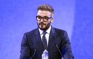 عکس | ژست عاشقانه دیوید بکام و همسرش در پاریس