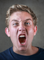 رفتار با نوجوان پرخاشگر: چطور با پرخاشگری نوجوانان مواجه شویم؟