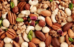 افراد چاق این آجیل ها را می توانند میل کنند/ تدابیر رهایی از گرمی تنقلات