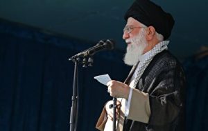 تلاوت سوره جمعه توسط رهبر انقلاب + فیلم تلاوت سوره جمعه توسط رهبر انقلاب + فیلم