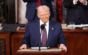 روایت عجیب کاخ سفید از بُردهای ترامپ؛ از فشار حداکثری تا نی‌های کاغذی