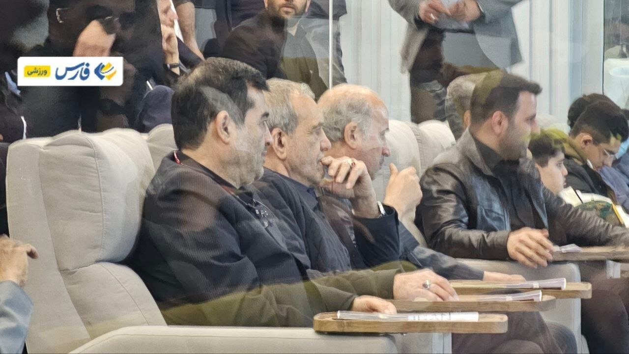 عکس | مسعود پزشکیان تماشاگر بازی تیم ملی در ورزشگاه آزادی