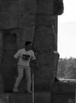 عکس هشدار آمیز؛ رفتار عجیب یک گردشگر در تخت جمشید