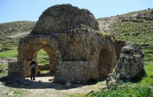 چهار تاقی سیاه‌گل؛ معبدی بازمانده از عهد اشکانی در ایوان