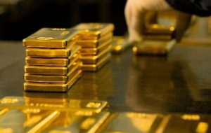 ۲۰ میلیون نفر در صف خرید طلا؛ سرمایه هایی که از بخش تولید خارج می شود/ نظر مجلس درباره چرایی خطرناک بودن فروش گسترده طلا