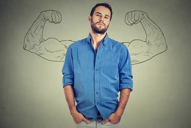 بازوهای نقاشی شده پشت مرد مطمئن