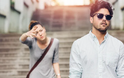 بحث زن و مرد روی پله های خیابان و مرد بی خیال