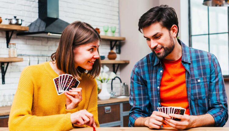 بازی کارتی مرد و زن در آشپزخانه