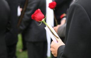 آداب تسلیت گفتن و همدردی؛ چگونه تسلیت بگوییم؟ + نمونه پیام تسلیت مناسب