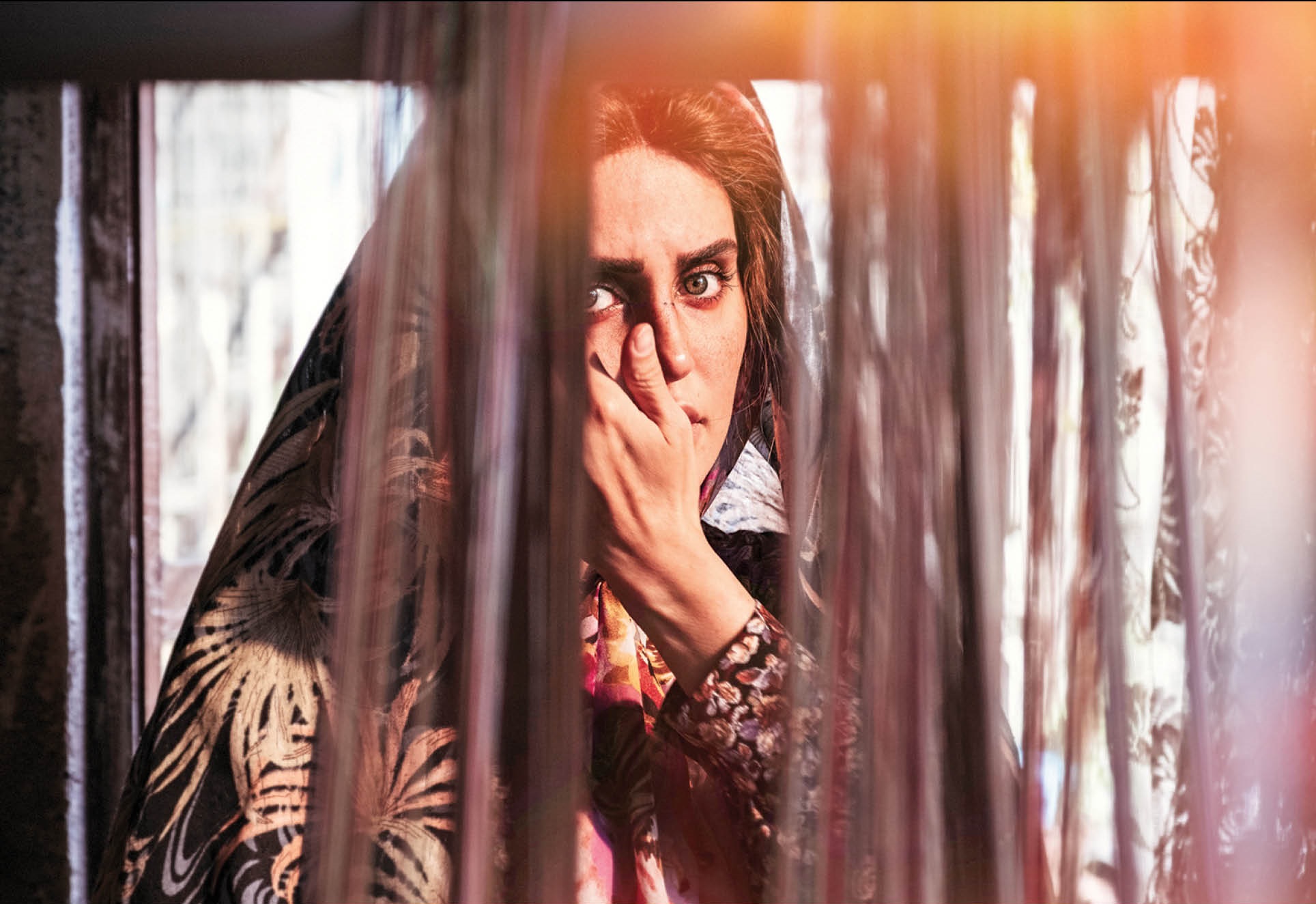 نمایی از فیلم در میان ابرها