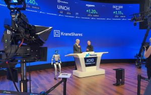 برای اولین بار ، یک ربات انسان دوستانه زنگ افتتاح Nasdaq را زنگ می زند