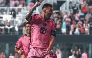 عکس | بنر تحقیرآمیز علیه مسی؛ شب تلخ لئو تکمیل شد!