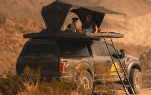 اتاق‌خوابی جذاب روی سقف ماشین؛ تجربه متفاوت کمپ با چادر سقفی روف اسپیس