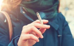 این آدم ها سیگار نمی کشند اما بخاطر سیگار می میرند