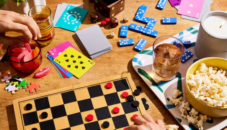 انواع بازی صفحه ای روی میز کنار نوشیدنی و خوراکی