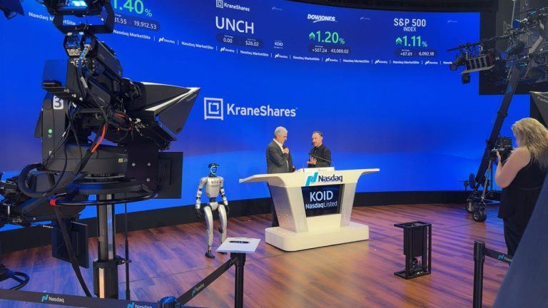 برای اولین بار ، یک ربات انسان دوستانه زنگ افتتاح Nasdaq را زنگ می زند